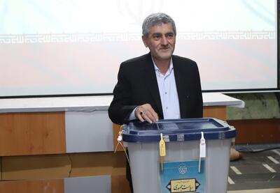 استاندار فارس رای خود را به صندوق انداخت