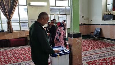 فرماندار و فرمانده سپاه ناحیه بردسکن رای خود را به صندوق انداختند