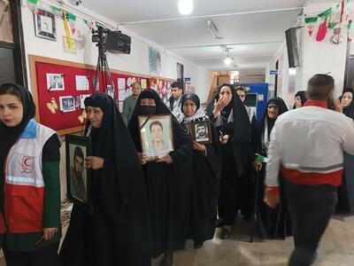 حضور مادر شهید مدافع امنیت «رضا شریفی» در پای صندوق های رای