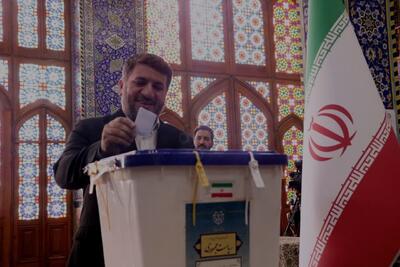 استاندار یزد رأی خود را به صندوق انداخت