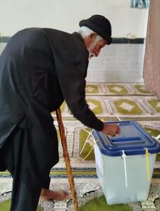پیرمرد ۱۰۵ ساله کرمانی پای صندوق رأی