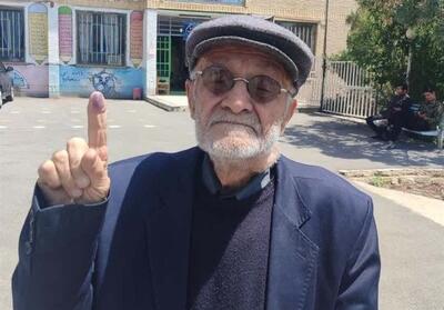پیرمرد 103 ساله شهمیرزادی رأی خود را به صندوق انداخت+عکس - تسنیم