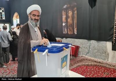 نماینده ولی فقیه در استان سمنان از یک روستا رأی خود را به صندوق انداخت- عکس صفحه استان تسنیم | Tasnim