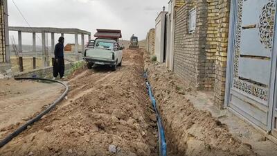 عملیات لوله گذاری انشعاب آب در شهرک جدید روستای توآباد + فیلم