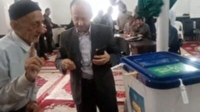 پیرمرد ۹۰ ساله علی آبادی پای صندوق رای