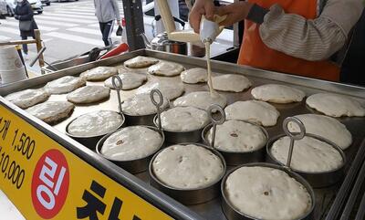 غذای خیابانی در کره؛ پخت پنکیک، ساندویچ و مرغ سوخاری در سئول (فیلم)