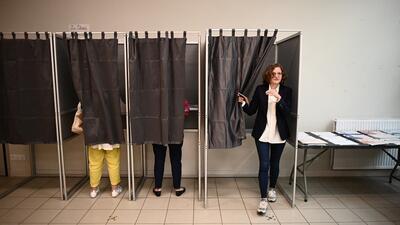 مردم فرانسه در انتخابات تاریخی مجلس با پیشتازی راست افراطی شرکت می‌کنند