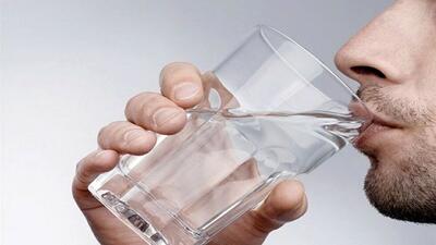 کمکی که نوشیدن آب گرم به بدنتان می کند