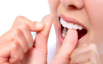 بعد از غذا خوردن نخ دندان بهتر است یا خلال دندان؟