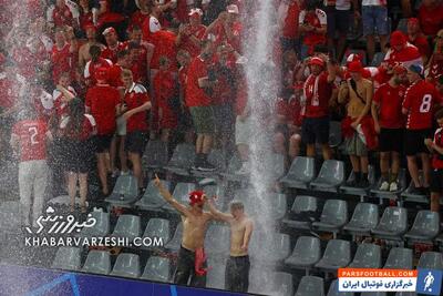 ویدیو| باحال‌ترین تماشاگران یورو زیر آبشار ورزشگاه دوش گرفتند! - پارس فوتبال | خبرگزاری فوتبال ایران | ParsFootball