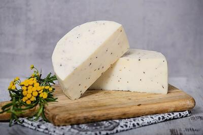 طرز تهیه یک پنیر خاص و متفاوت با ۱.۵ لیتر شیر و لیموترش (فیلم)