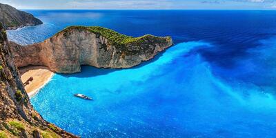 نمایی زیبا از ساحل جزایر ایونی در یونان (فیلم)