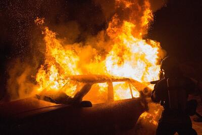 لحظه آتش گرفتن خودروی سانتافه در پمپ بنزین؛ واکنش شگفت‌انگیز مسئول پمپ بنزین (فیلم)