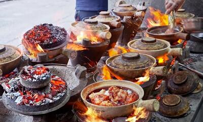(ویدئو) غذای خیابانی در چین؛ پخت یک غذای متفاوت با مرغ، سوسیس و ماهی