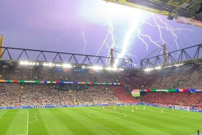 عکس؛ رعد و برقی که باعث توقف چند دقیقه‌ای بازی آلمان - دانمارک شد