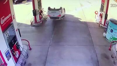 ببینید | اولین تصاویر از چپ کردن خودروی سواری و ورود به پمپ بنزین!
