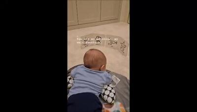 لحظه‌ای دلنشین: پسر ۴ ماهه بهرام رادان و مینا مختاری روی تشک بازی‌اش / تصویری زیبا از خانواده‌ای صمیمی و شاد