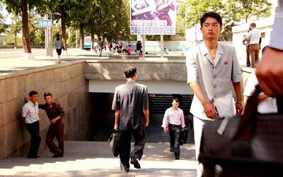 فیلم| تحلیل زندگی مردم کره شمالی از روی زباله؛ فقیر، مبتلا به انگل و علاقمند به هلو کیتی