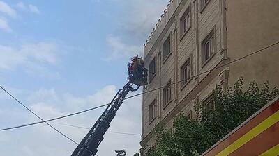 آتش‌سوزی در یک ساختمان تجاری مسکونی در تهران