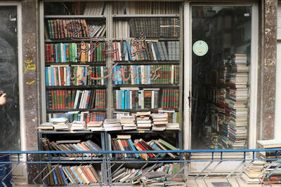 کتابفروشی‌های تهران آب‌لیمو می‌فروشند!