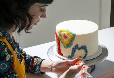 (تصاویر) وقتی یک هنرمند «کیک» می‌پزد؛ از قالی ایرانی تا خطای دید!
