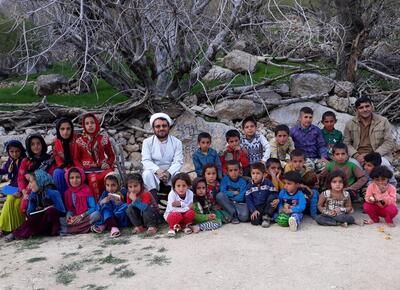 قصه گویی در خانه های بلوط | آشیخ اسماعیل برای بچه های روستایی قصه گویی می کند