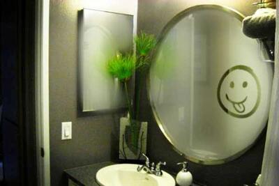 جلوگیری از بخار روی آینه در حمام با چند ترفند