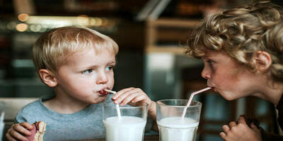 فواید شیر برای مغز کودکان و رشد آن ها