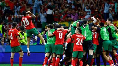 شادی بازیکنان پرتغال و رونالدو پس از برتری مقابل اسلوونی در ضربات پنالتی