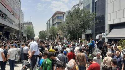 عکسی از مسعود پزشکیان در بازار شوش تهران محاصره شد - مردم سالاری آنلاین