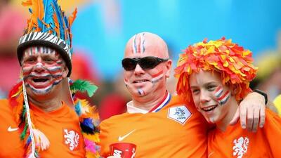 ارتش نارنجی هلند پیش از مسابقه برابر رومانی+ فیلم