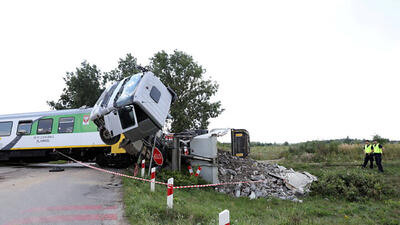 تصادف مرگبار قطار مسافربری با کامیون در لهستان