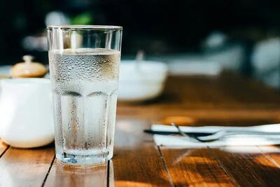 در روز چند لیوان آب باید بخوریم؟ / آیا 8 لیوان آب مبنای علمی دارد؟