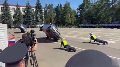 سقوط یک خودرو روی افسر پلیس روسیه + فیلم