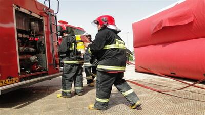 عملیات مهار آتش در مراتع اطراف ایلام منجر به جراحت شدید یک آتش نشان شد