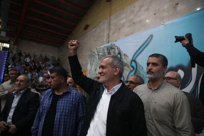 عکسی از استقبال مردم کرمانشاه از پزشکیان /آقای کاندیدا به گلزار شهدا رفت - عصر خبر