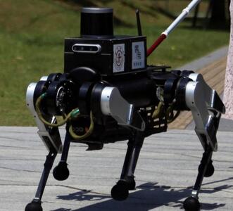 تسهیل زندگی نابینایان در چین با کمک ربات سگ راهنما