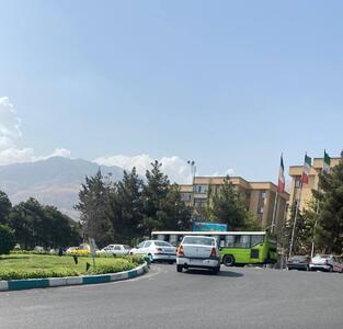 اتوبوس‌های شهرداری تهران در شهرک محلاتی ‏جهت انتقال مردم به مصلی تهران؛ ‏همایش حامیان جلیلی+عکس