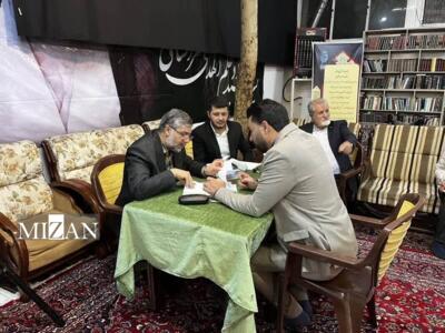 مدیر کل ارتباطات مردمی قوه قضاییه به مشکلات مردم در حسینیه علم الهدی رسیدگی کرد