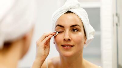 مراحل صحیح پاک کردن آرایش چشم. خانم ها بخوانند!