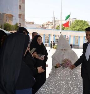 حضور دانشجوی بوشهری با لباس عروس سر جلسه امتحان/ وقتی قول دادی هر جور شده خودتو به امتحان میرسونی+عکس