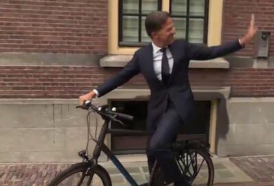 نخست وزیر هلند پس از 14 سال حضور در قدرت با دوچرخه به خانه رفت!