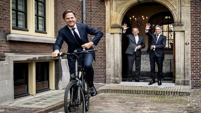 نخست وزیر هلند در حال بازگشت به خانه با دوچرخه!+ فیلم
