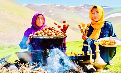 نمایی نزدیک از پخت یک غذا با مرغ و قارچ توسط مادر و دختر عشایر افغان (فیلم)