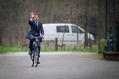 خداحافظی نخست وزیر کشور هلند از سمتش با دوچرخه (فیلم)