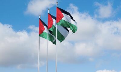 اهتزاز بزرگترین پرچم فلسطین در جهان روی بام پایتخت ایران (فیلم)