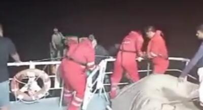 عملیات نفسگیر شناور ناجی برای نجات ۹ دریانورد در آب های جزیره هنگام (فیلم)
