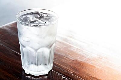 عوارض خطرناکی که نوشیدن آب یخ برای سلامت بدن دارد