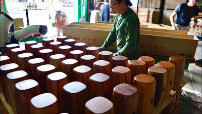 (ویدئو) فرآیند تولید انبوه چکش سنتی برای تهیه موچی در یک کارخانه ژاپنی