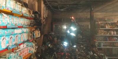 ببینید | اولین تصاویر از آتش‌سوزی در فروشگاه مواد غذایی در شهر ایلام